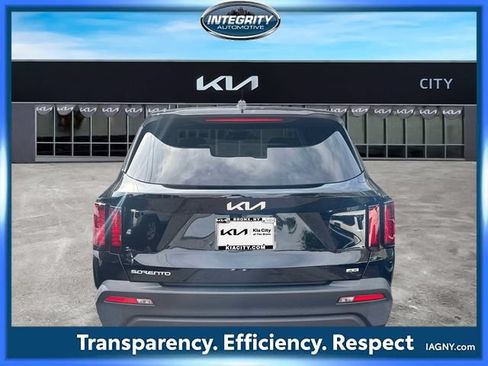 Used 2023 Kia Sorento LX AWD/4WD image 6