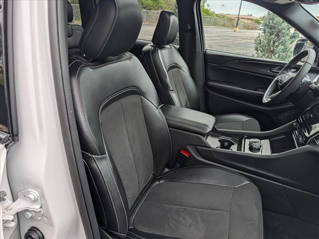 Used 2024 Jeep Grand Cherokee Altitude AWD/4WD image 13