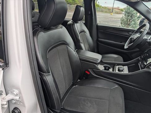 Used 2024 Jeep Grand Cherokee Altitude AWD/4WD image 13