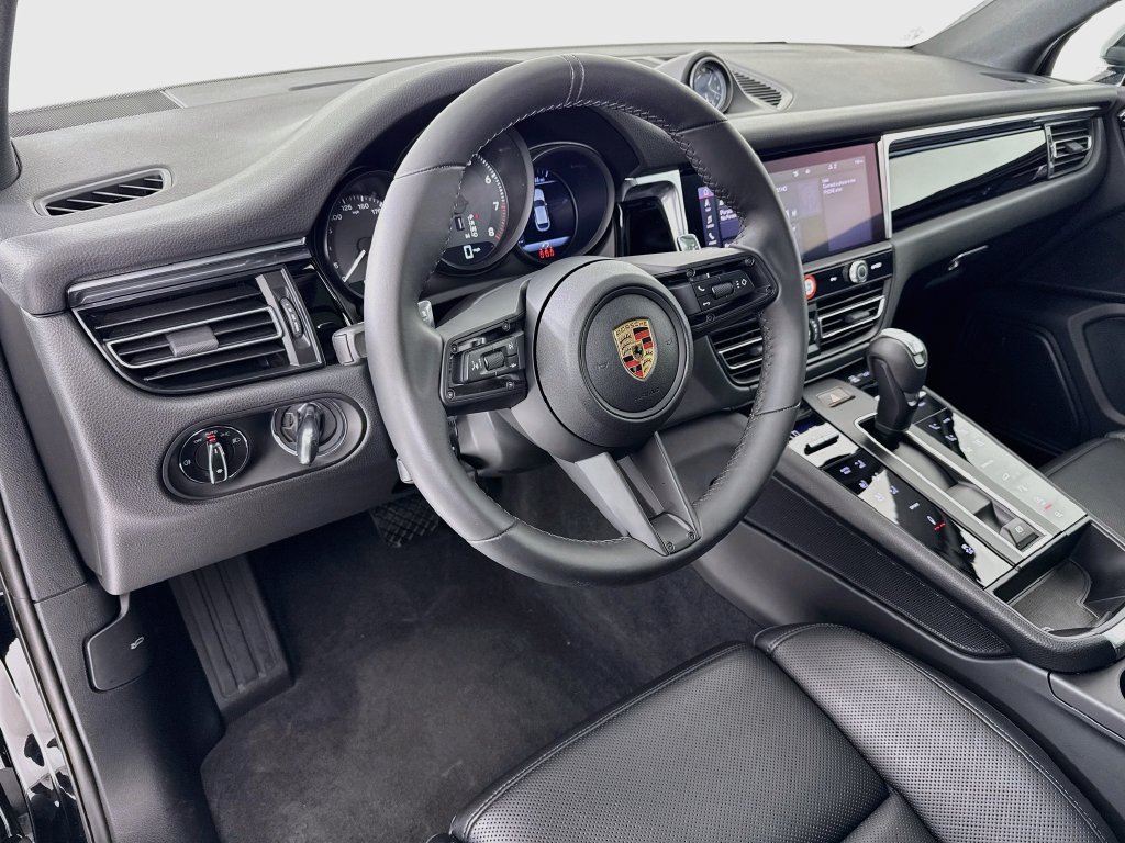 Certified 2025 Porsche Macan AWD/4WD image 4