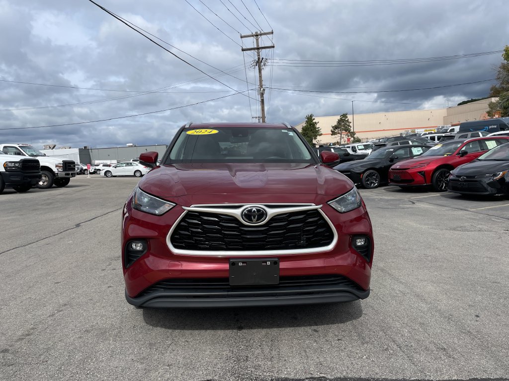 Used 2024 Toyota Highlander XLE AWD/4WD image 5