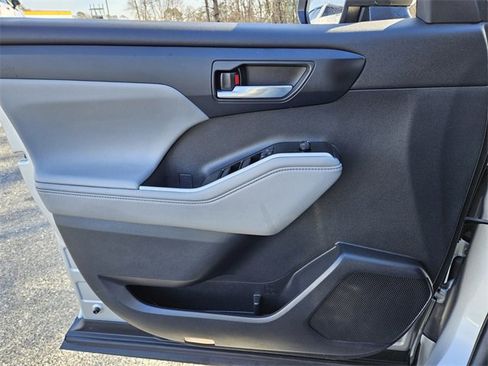 Used 2021 Toyota Highlander XLE image 30