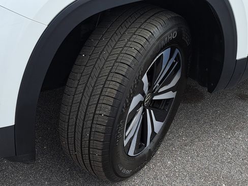 Certified 2025 Volkswagen Atlas SE image 30