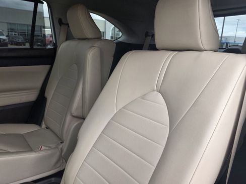 Used 2022 Toyota Highlander XLE FWD image 24