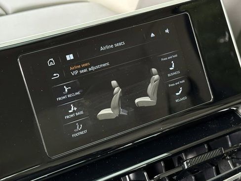 New 2024 Bentley Bentayga Extended Wheelbase image 38