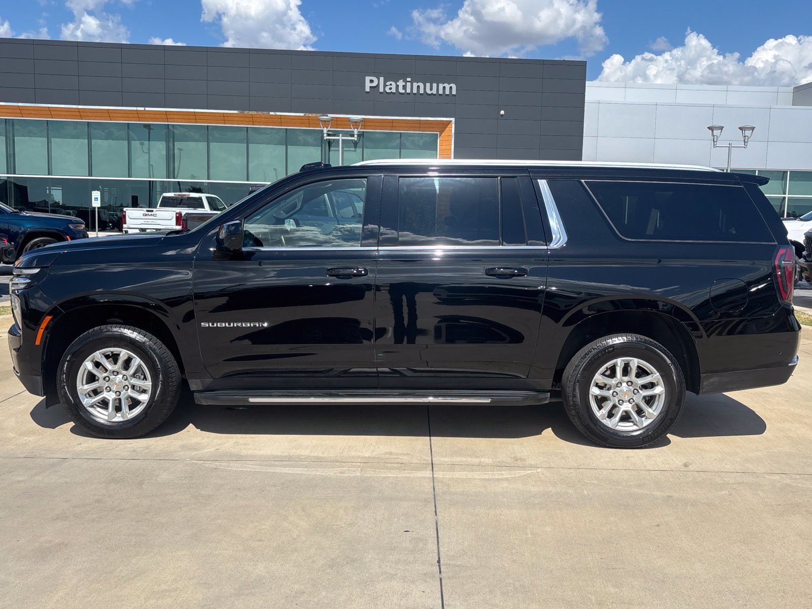 Used 2025 Chevrolet Suburban LT RWD image 2