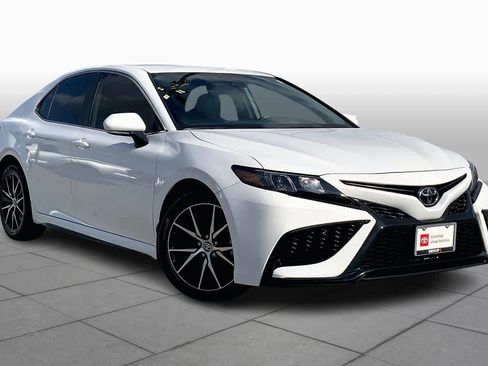 Used 2023 Toyota Camry SE image 2