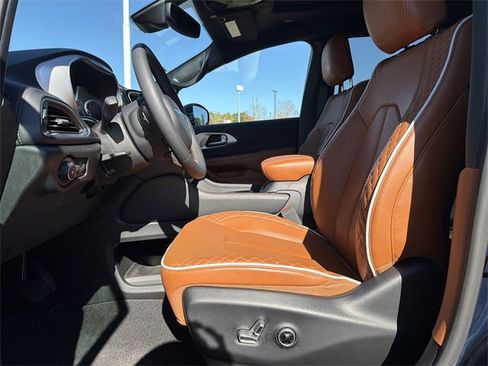 Used 2024 Chrysler Pacifica Pinnacle w/ Trailer Tow Group image 9