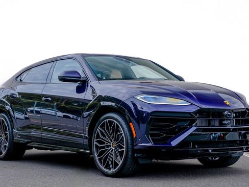 Used 2025 Lamborghini Urus SE image 2