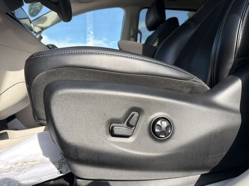 Used 2023 Chrysler Pacifica Touring-L image 24