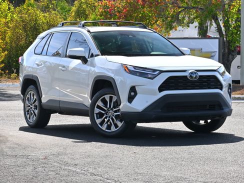 Used 2022 Toyota RAV4 XLE Premium image 2