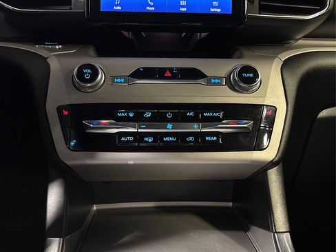 Used 2024 Ford Explorer XLT w/ Equipment Group 202A image 32
