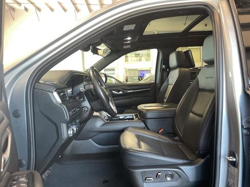 Used 2023 GMC Yukon XL Denali w/ Denali Reserve Package image 9