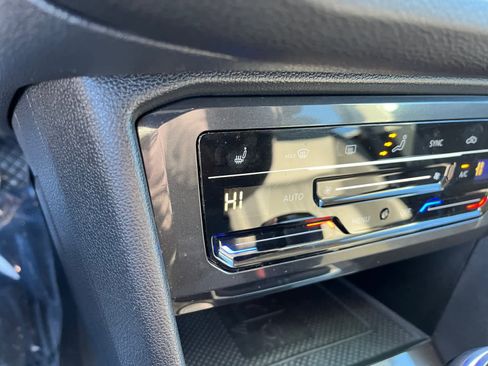 Used 2022 Volkswagen Tiguan SE image 23