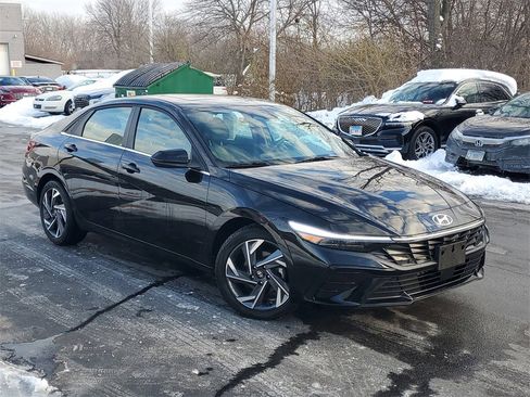 Used 2025 Hyundai Elantra SEL image 1