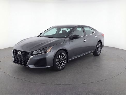 Used 2024 Nissan Altima 2.5 SV image 3