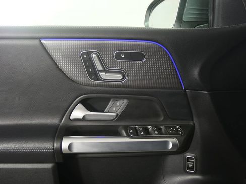 Used 2021 Mercedes-Benz GLB 250 4MATIC image 8