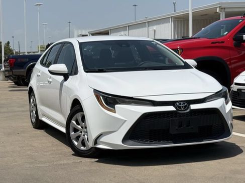 Used 2022 Toyota Corolla LE FWD image 2
