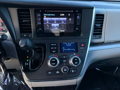 Used 2017 Toyota Sienna LE AWD/4WD image 21