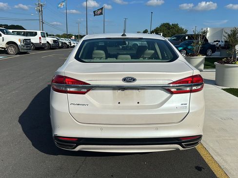 Used 2017 Ford Fusion SE w/ Fusion SE Technology Package FWD image 6