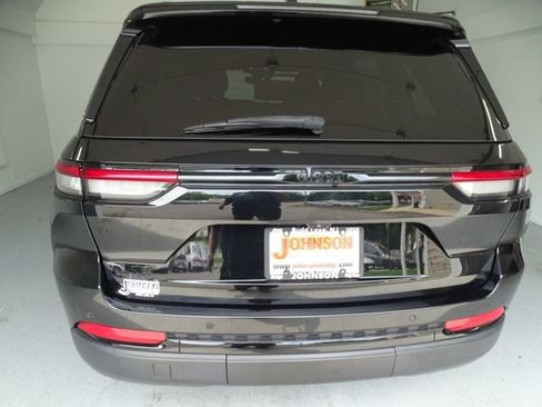 Certified 2023 Jeep Grand Cherokee Altitude AWD/4WD image 19