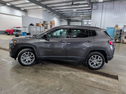 Used 2024 Jeep Compass Latitude AWD/4WD image 5