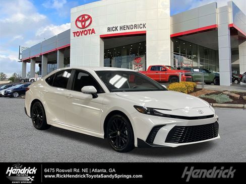 Used 2025 Toyota Camry SE image 1