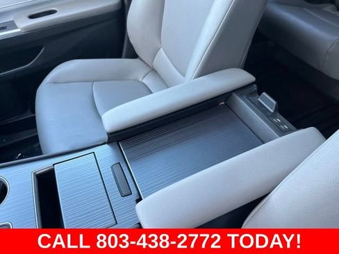 Used 2025 Toyota Sienna XLE FWD image 25