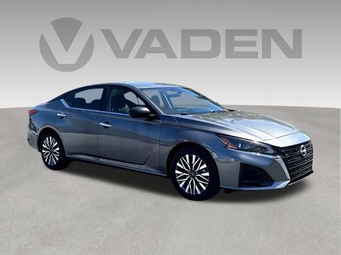 Used 2024 Nissan Altima 2.5 SV FWD image 1