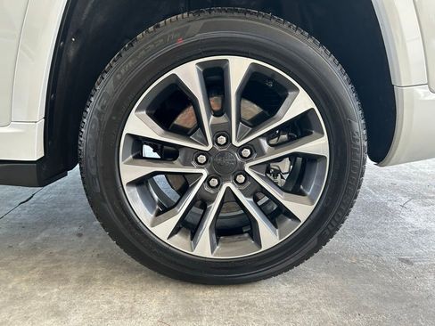 Used 2025 Jeep Grand Cherokee L Overland w/ Advanced Protech Group III AWD/4WD image 18