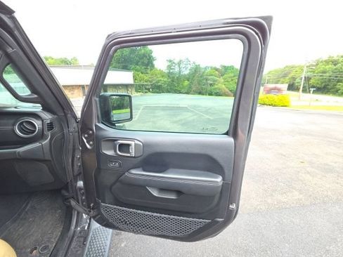 Used 2018 Jeep Wrangler Unlimited Sahara AWD/4WD image 21