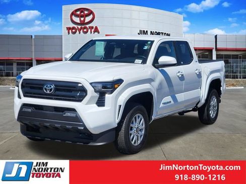Used 2026 Toyota Tacoma SR5 image 3