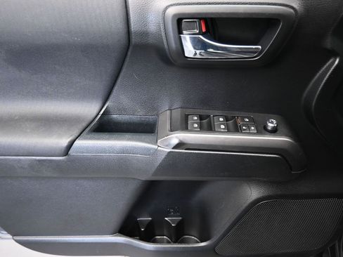 Used 2017 Toyota Tacoma TRD Off-Road image 10