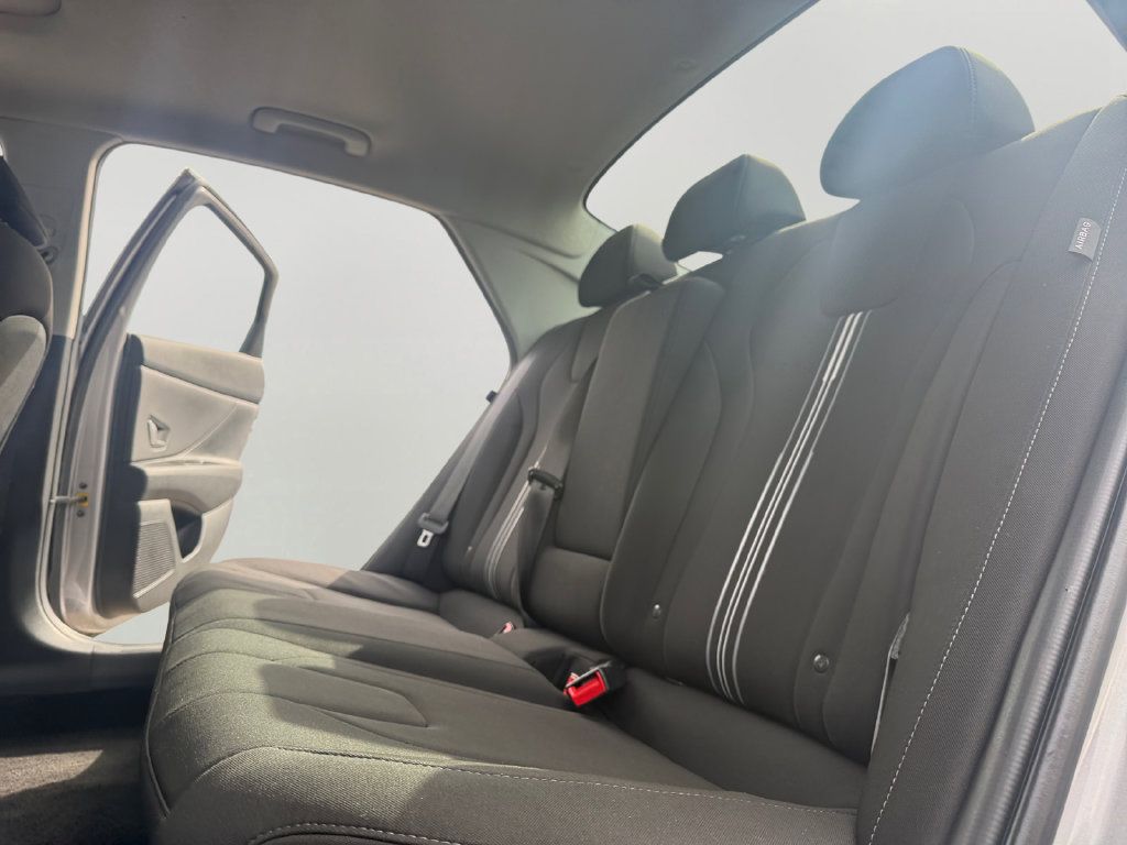 Used 2025 Hyundai Elantra SEL FWD image 25