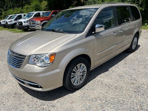 Used 2015 Chrysler Town & Country Touring-L w/ Driver Convenience Group FWD image 23