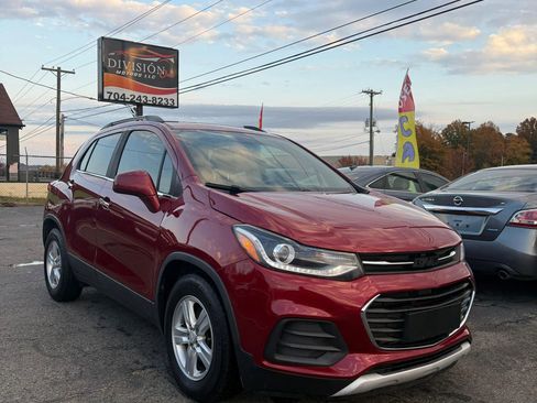 Used 2020 Chevrolet Trax LT w/ Sun & Sound Package image 2