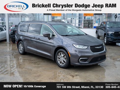 Used 2021 Chrysler Pacifica Touring image 3