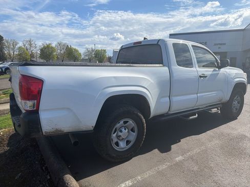 Used 2016 Toyota Tacoma SR image 2