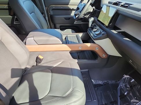 New 2024 Land Rover Defender 110 SE image 3