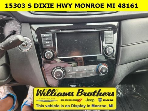 Used 2019 Nissan Rogue SV image 11