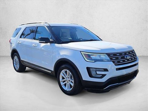 Used 2017 Ford Explorer XLT image 3