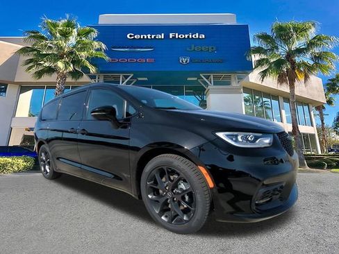 New 2026 Chrysler Pacifica Select w/ S Appearance Package image 2