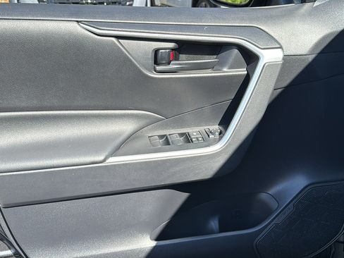 Used 2021 Toyota RAV4 LE AWD/4WD image 6