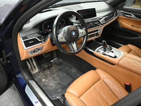 Used 2022 BMW 750i xDrive w/ Luxury Rear Seating Package image 9