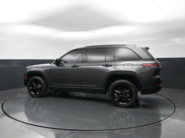 Used 2023 Jeep Grand Cherokee Altitude AWD/4WD image 2