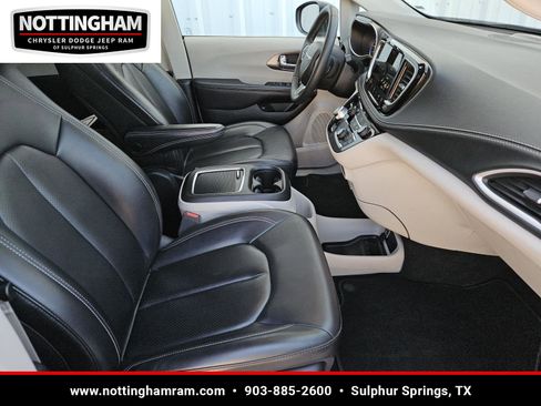 Used 2023 Chrysler Pacifica Touring-L image 28