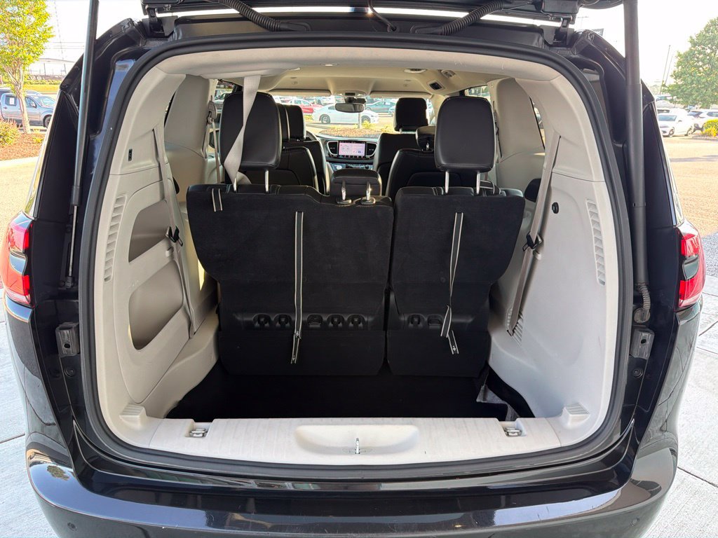 Used 2023 Chrysler Pacifica Touring-L FWD image 16
