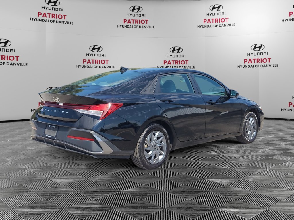 Used 2024 Hyundai Elantra SEL FWD image 3