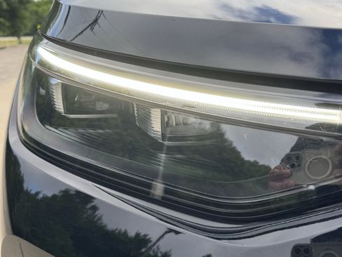 Used 2025 Volkswagen Tiguan SE image 6