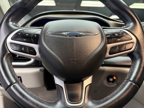 Used 2017 Chrysler Pacifica Touring-L w/ Tire & Wheel Group FWD image 22